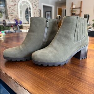 Vionic waterproof olive green ankle boots